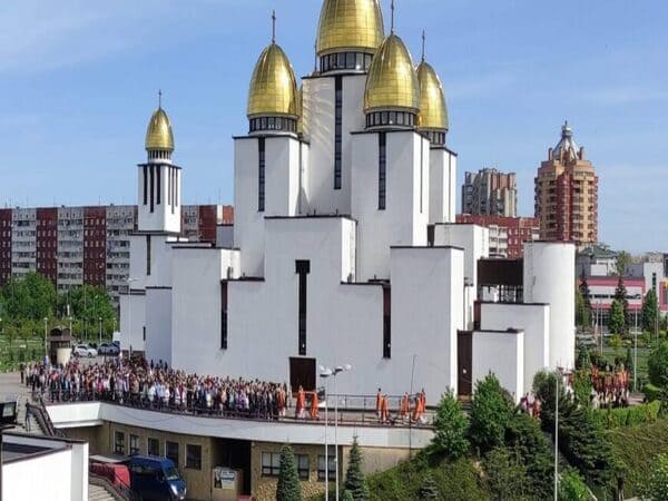 Храм Різдва Пресвятої Богородиці та майдан Івана Павла ІІ