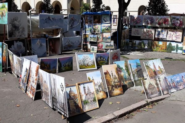 Сувенірний ринок «Вернісаж» та проспект Свободи