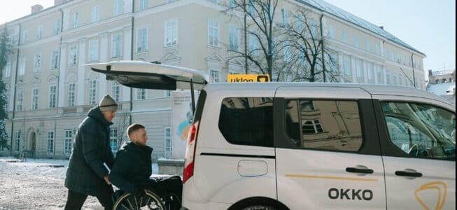 У Львові минулого тижня запрацювала послуга інклюзивного таксі для людей на кріслах колісних, яким місто компенсує вартість проїзду. Наразі відомо, що за тиждень такою послугою скористувалось 10 пасажирів.