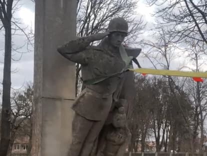Львівщина першою в Україні повністю завершила процес декомунізації. Відтак за понад рік роботи в області було демонтовано 312 радянських пам'ятників. Про це повідомили у Львівській міській раді.