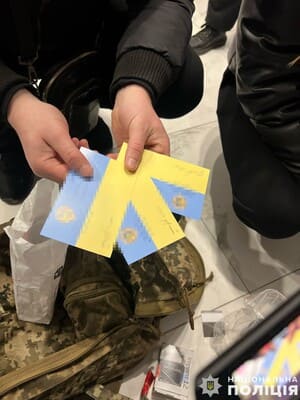 У Львові був затриманий 20- річний хлопець, який продавав підробленні перепустки та військові посвідчення у часи комендантської години.