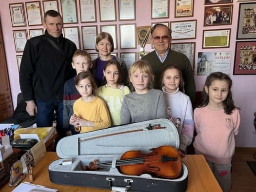 Благодійний фонд Іспанії та Clara Arnal презентували скрипку, як особливий подарунок Моршинській школі мистецтв імені Ірини Король.