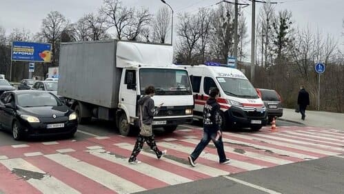Водій швидкої допомоги збив 22-річну дівчину у Львові