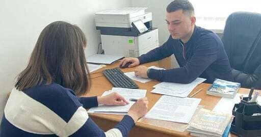 На Львівщині медсестра незаконно отримувала зарплату, перебуваючи за кордоном