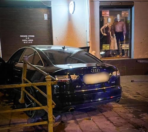 У Львові 22-річний нетверезий водій на Audi в'їхав в магазин.