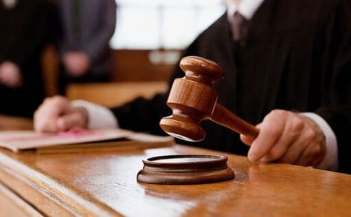 Личаківський суд оштрафував чоловіка за матюки сина в школі.