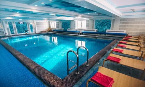 Переваги готелю з басейном для сімейного відпочинку.