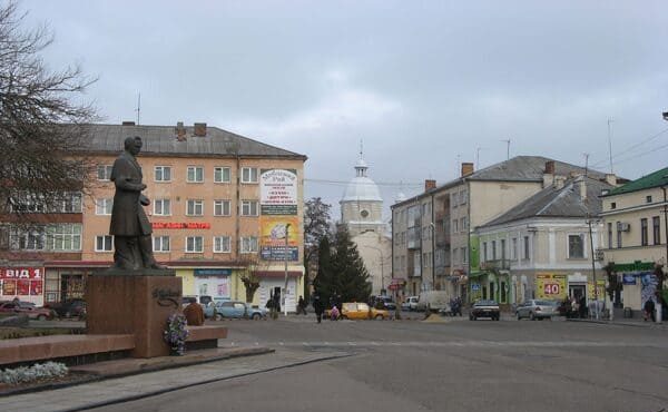 Центральна площа й історична забудова в Бродах