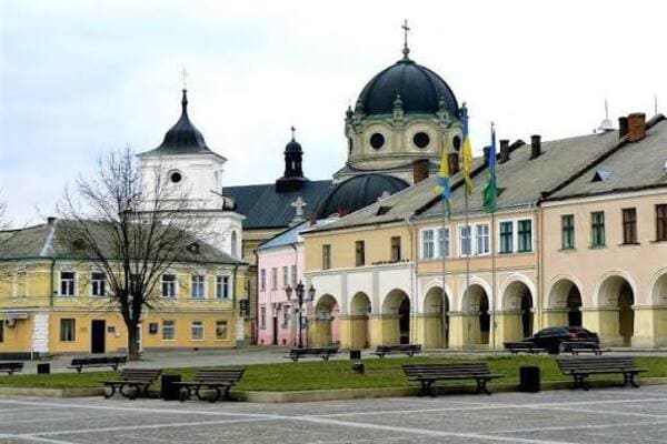 Вічева площа та Ратуша в Жовкві